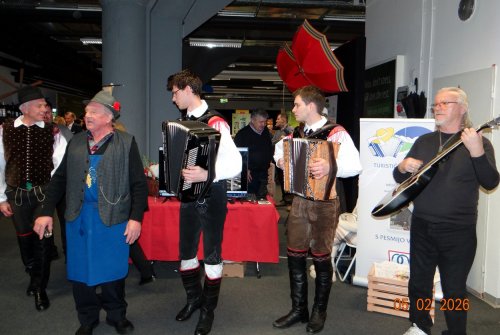 03 Veselo po domače.jpg